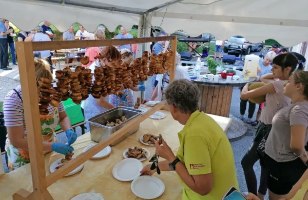   Ob frnažarskem krompirju, ki ga tradicionalno nataknejo na žice,  se mnogim pocedijo sline. 