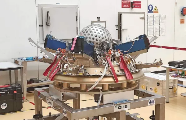 Novi slovenski satelit Trisat-R so v preteklih dneh prepeljali iz 
Maribora na Francosko Gvajano, od koder bo predvidoma 7. julija 
poletel z raketo v vesolje.