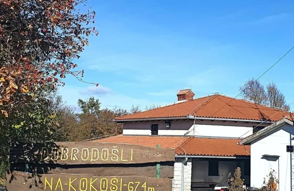 Inšpektor za varno hrano je izdal odločbo o zaprtju koče na 
Kokoši.  
