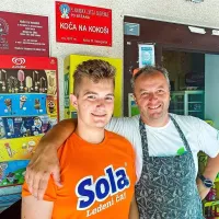 Priznani kuhar Matjaž Cotič, ki mu v kuhinji pomaga sin Matija, upa, da 
bo obnova koče stekla še pravočasno.  
