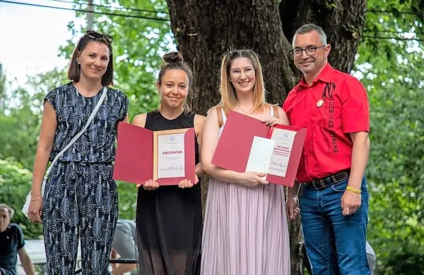 Podžupan Občine Postojna Andrej Berginc z mladima prostovoljkama Petro Režek in Anaio Alilovski Žagar ter  članico izbirne 
komisije  Martino Ivanović (z desne).

 

 

