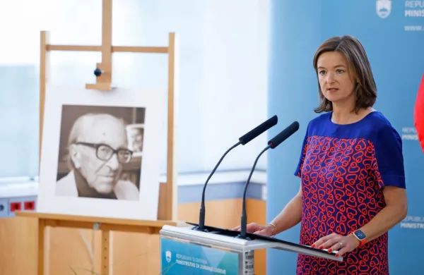 Ministrica za zunanje zadeve Tanja Fajon se je danes poklonila 
spominu na pisatelja in zamejskega Slovenca Borisa Pahorja in po 
njem poimenovala dvorano na ministrstvu za zunanje zadeve. 