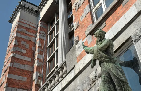 V veliki čitalnici NUK bodo ob 19. uri odprli razstavo Plečnikova 
knjižnica