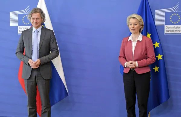  Premier Robert Golob in predsednica Evropske komisije Ursula 
von der Leyen sta med drugim govorila o skladu za okrevanje po 
pandemiji covida-19 in načrtu za energetsko neodvisnost REPowerEU.