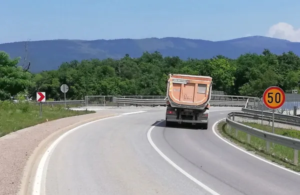 Tako kot nekaj ur kasneje, je tudi  zjutraj voznik s tovornjakom v 
ovinku zavijal levo na stransko cesto.