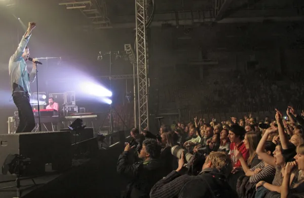 Pred desetimi leti v Hali Tivoli so na valovski 40-letnici  po  domačih glasbenikih nastopili tedaj zelo popularni britanski indie rockerji Keane. 