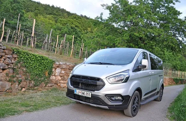 V izvedbi trail je potniški transit custom opazen tudi zaradi nove 
sprednje maske z velikim napisom Ford.