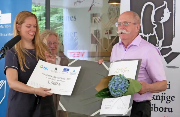 Tanja Petrič, predsednica Društva slovenskih književnih prevajalcev, 
je nagrado, poimenovano po Vasji Cerarju, podelila Milanu Deklevi. 