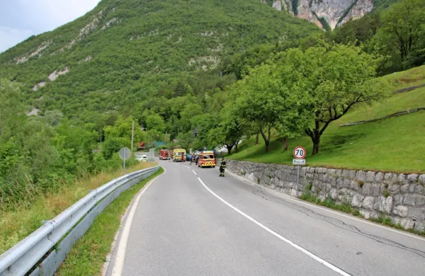 V ponedeljek popoldne je v bližini Žage švicarski motorist trčil v 
drug motor, nato pa še v dva avtomobila. 