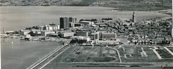 



Koper, razglednica, odposlana 19. junija 1966. Razglednica Kopra 
iz 60. let, ko je zgodovinsko jedro Kopra doživelo intenziven razvoj 
z moderno novogradnjo, obenem pa izgubilo svoj otoški značaj. 
Hrani Goriški muzej.