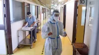 Tega, kdaj naj bi nastopil novi val epidemije in kaj nas zato čaka 
jeseni, za zdaj, kljub širjenju zelo nalezljive različice BA.5  javno  
nihče noče napovedati.  