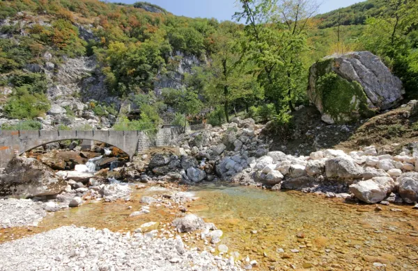 Zaradi prenizkega vodostaja Hublja Komunalno stanovanjska 
družba Ajdovščina  poziva k racionalni porabi vode. 