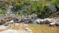 Zaradi prenizkega vodostaja Hublja Komunalno stanovanjska 
družba Ajdovščina  poziva k racionalni porabi vode. 