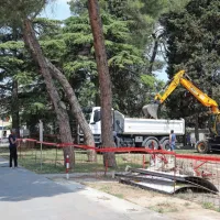 Začenja se gradnja Levjega gradu: ne bodo odstranili samo dreves, ampak tudi otro&scaron;ki igrali
