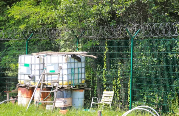 Lokalni prebivalci so večkrat opozorili, da  žica  otežuje vsakdanje 
življenje in opravila, ločuje povezane skupnosti, škoduje turizmu 
in gospodarstvu ter ogroža življenje divjadi.
