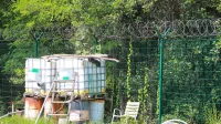 Lokalni prebivalci so večkrat opozorili, da  žica  otežuje vsakdanje 
življenje in opravila, ločuje povezane skupnosti, škoduje turizmu 
in gospodarstvu ter ogroža življenje divjadi.