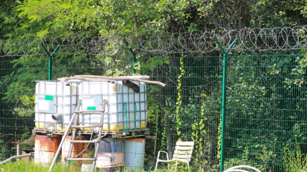 Lokalni prebivalci so večkrat opozorili, da  žica  otežuje vsakdanje 
življenje in opravila, ločuje povezane skupnosti, škoduje turizmu 
in gospodarstvu ter ogroža življenje divjadi.