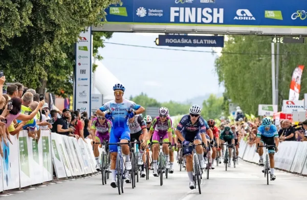 Dylan Groenewegen (v ospredju levo) je na koncu vendarle 
zanesljivo dobil drugo etapo dirko po Sloveniji. 