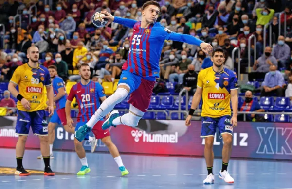 Domen Makuc (z žogo) bi se lahko z Barcelono v finalu pomeril s 
Kielcami.