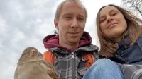 Janja Černe in Aleš Zarič s svojo “posvojenko” Chibi