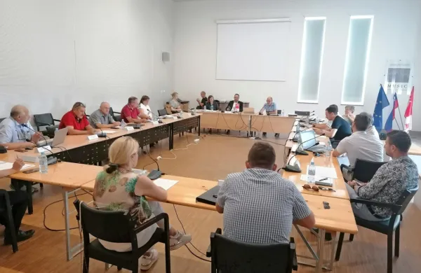 Občinski   svetniki imajo zelo različne poglede na temo  zemljišč na 
območju Lakenessa.     