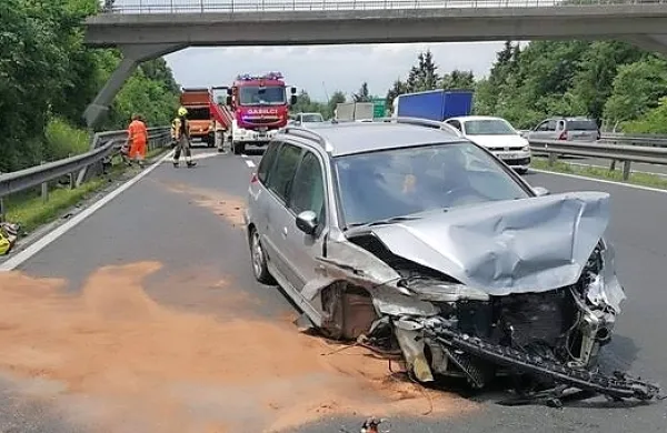 Zaradi hudih poškodb je voznik srebrnega avta nekaj ur po nesreči 
na primorski avtocesti v bolnišnici umrl. 