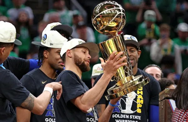 Steph Curry (s pokalom) je  najbolj trofejni košarkar letošnjega 
finala lige NBA..