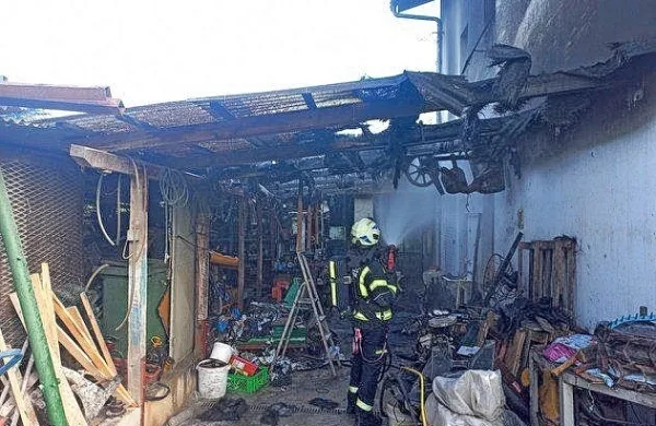 V četrtkovem požaru v Prvačini je lopa pogorela v celoti.