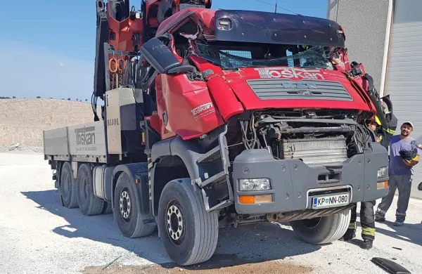 Z  visokim kesonom je dumper zadel tovornjak v vetrobransko 
steklo in skoraj privzdignil kabino z voznikom vred. 