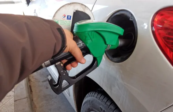 

Pri časniku Finance so izračunali, da bo glede na vse vstopne 
parametre cena 95-oktanskega bencina po osrednji oceni v torek 
dosegla približno 1,74 evra za liter, cena dizla pa 1,81 evra.

