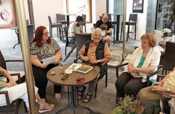 Tone Per&scaron;ak o romanih, &scaron;topanju in dru&scaron;tvu kar za barsko mizico