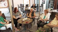 Tone Per&scaron;ak o romanih, &scaron;topanju in dru&scaron;tvu kar za barsko mizico
