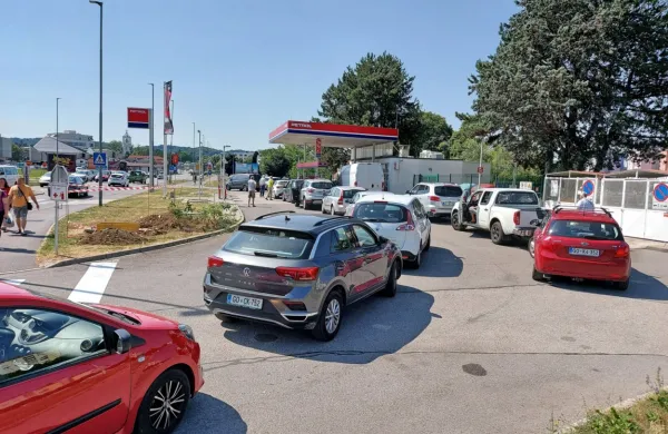 Bencin in dizel zunaj avtocest s torkom dražja za nekaj manj kot 20 centov