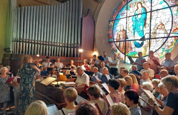 Na spominski maši v zahvalo  duhovniku in skladatelju Vinku 
Vodopivcu je v svetogorski baziliki zapelo  približno 70 pevcev iz 
župnij na Goriškem.
