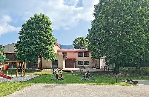 število otrok, ki obiskujejo šolo v Čepovanu, narašča, kar pomeni, 
da se družine priseljujejo.