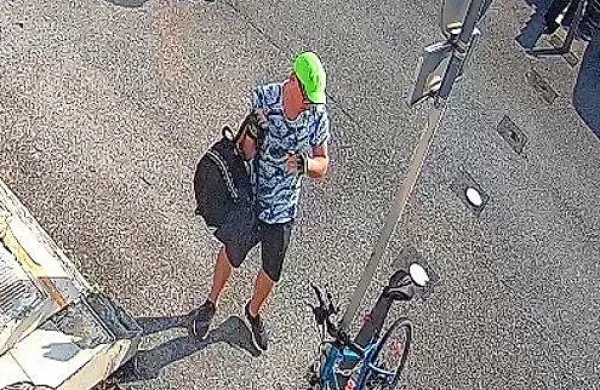 Kamera  s koprske glavne postaje naj bi v ponedeljek dopoldne 
posnela  Blaža Ritošo  z njegovim modrim kolesom. (vir: Facebook)  