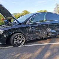Črno avstrijsko limuzino je Bistričan pošteno olupil po levem 
boku.