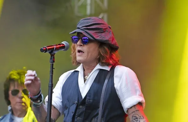 Johnny Depp iz sodne dvorane na glasbene odre