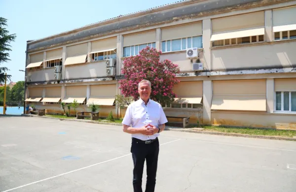 Ravnatelj Anton  Baloh pred  74 let staro  šolsko stavbo, ki jo bodo 
obnovili.  Gabaritov ne bodo spreminjali, gradbenega   dovoljenja 
naj ne bi  potrebovali.  