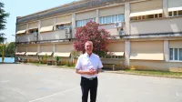 Ravnatelj Anton  Baloh pred  74 let staro  šolsko stavbo, ki jo bodo 
obnovili.  Gabaritov ne bodo spreminjali, gradbenega   dovoljenja 
naj ne bi  potrebovali.  