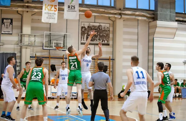 Košarkarji Plame pur (v svetli opremi) so v izločilnem delu tretje 
SKL najprej premagali mlado ekipo Cedevite Olimpije.