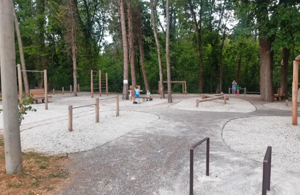 Medgeneracijski park Sveto omogoča druženje, vadbo in posedanje ob kalu.