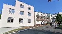 Prizidek  obsega 684 kvadratnih metrov. V kleti bodo parkirna mesta, v pritličju dnevni center, prvo in drugo nadstropje pa bosta namenjena  
začasnim namestitvam. 