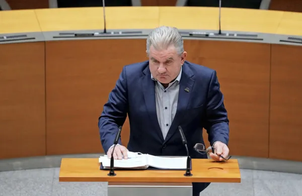 Policisti so v ponedeljek zvečer v okolici Brežič med kontrolo 
prometa ustavili nekdanjega ministra za okolje in prostor Andreja 
Vizjaka. 