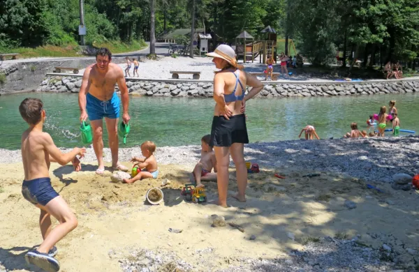 Dostop na kopališče Lajšt bo ob vikendih s kolesi in z brezplačnima avtobusoma, za parkiranje avtomobilov pa bo potrebno odšteti tri evre na uro.