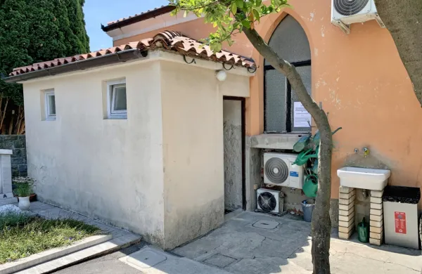 Prenavljajo sanitarije na piranskem pokopali&scaron;ču