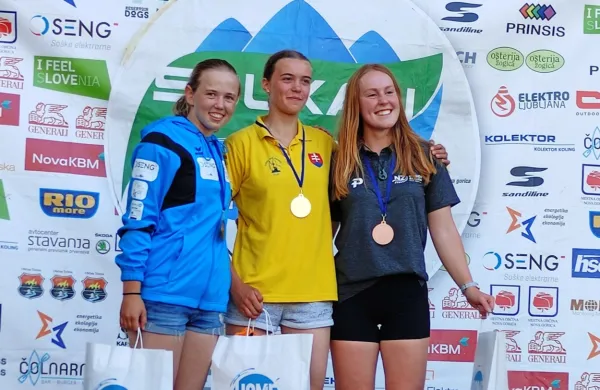 Zarja Turk (levo) je osvojila drugo mesto med kajakašicami v 
mladinski kategoriji.