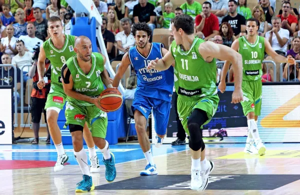 Prijateljski obračuni Italije in Slovenije imajo  zgodovino. Na devet let stari fotografiji iz Kopra sta v ospredju 
Goran Dragić (desno) in Nebojša Joksimović.