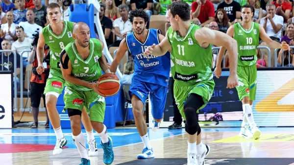 Prijateljski obračuni Italije in Slovenije imajo  zgodovino. Na devet let stari fotografiji iz Kopra sta v ospredju 
Goran Dragić (desno) in Nebojša Joksimović.