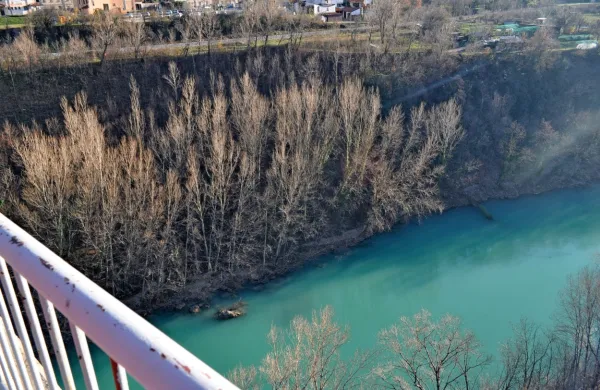 Pod cestnim solkanskim mostom se je v ponedeljek zvečer utapljala domačinka, ki jo  je nato rešil moški.